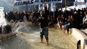 18 de junio de 2025, Plaza de Mayo. Las patas en la fuente por CFK (Foto: Victoria Gesualdi).