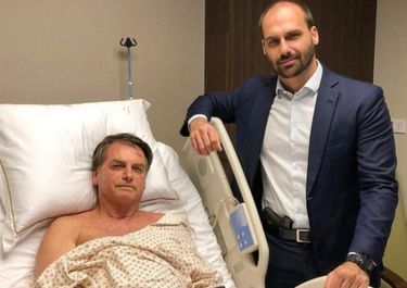 El hijo de Bolsonaro visitó armado al presidente en el hospital