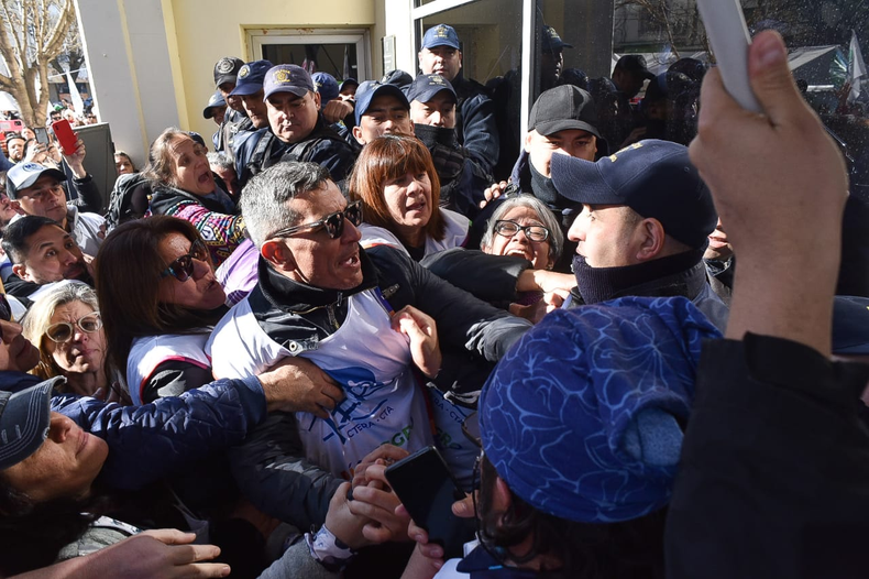 Incidentes en la Legislatura de Río Negro cuando se aprobaba el proyecto de Educación esencial.