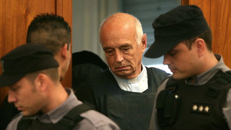 Christian Von Wernich, el cura que defiende la visita de La Libertad Avanza a represores, fue condenado a cadena perpetua en 2007