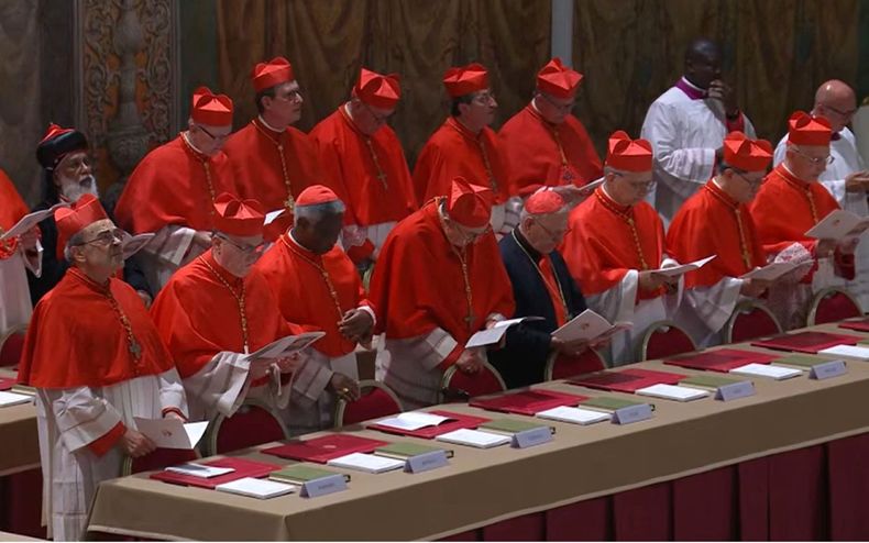 Los cardenales en la Capilla Sixtina para elegir al sucesor de Jorge Bergoglio