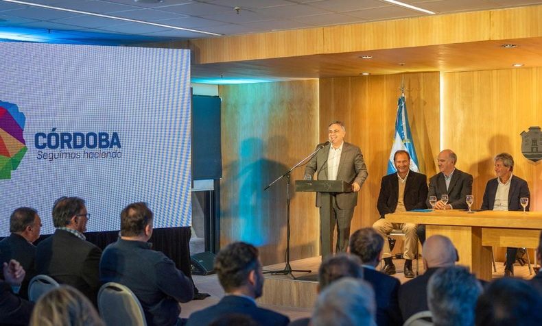 Martín Llaryora recibió a funcionarios que dependen de Toto Caputo para lanzar un nuevo programa de créditos.