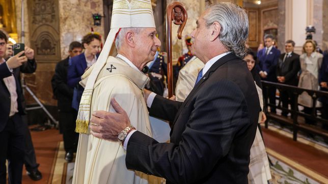 El presidente Alberto Fernández y el cardenal Mario Poli se saludan en la catedral porteña