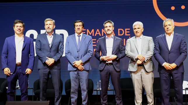 Los gobernadores Axel Kicillof, Rogelio Frigerio, Carlos Sadir, Claudio Poggi y Alfredo Cornejo junto con el titular del CFI, Ignacio Lamothe. 
