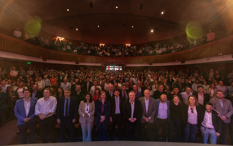 La cúpula de Unidos para Cambiar Santa Fe, con Maximiliano Pullaro y Felipe Michlig en el centro, ayer en la capital provincial.