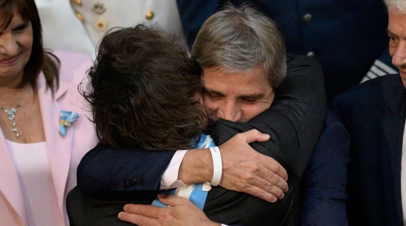Javier Milei y Toto Caputo: abrazo de gol.