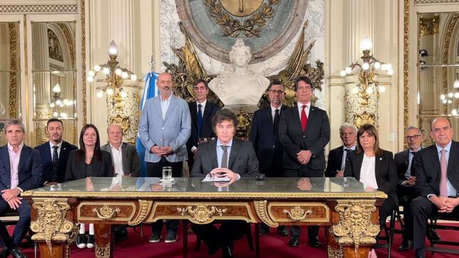 Javier Milei, junto a su gabinete. 