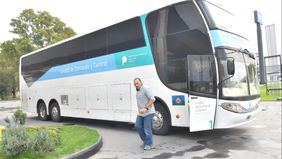 A bordo de su búnker rodante, Berni sale a calmar los ánimos de intendentes