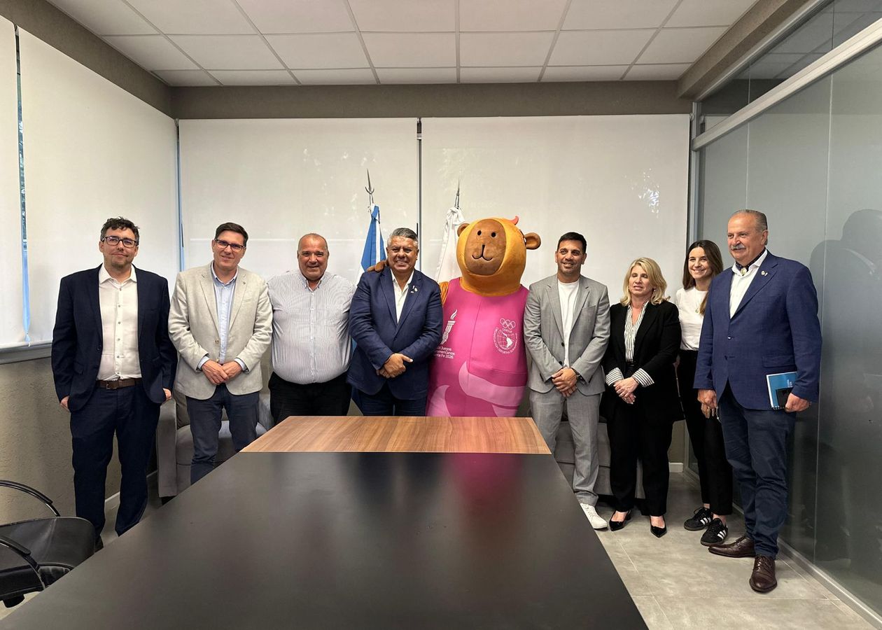 Chiqui Tapia recibió a la delegación de Santa Fe para firmar un convenio.