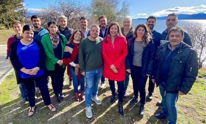 Arabela Carreras junto a sus candidatos a concejales y del Tribunal de Contralor en 2023, previo a las elecciones por la intendencia de Bariloche.