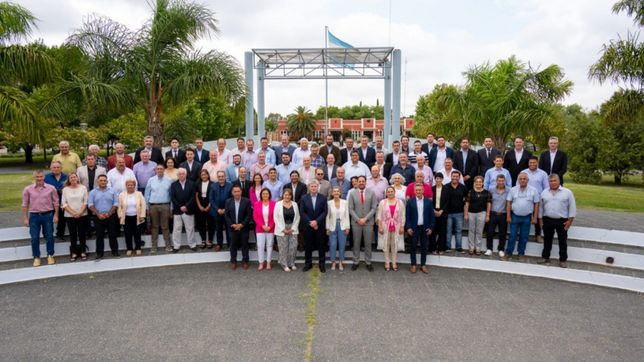 Todos los intendentes e intendentas de La Pampa con el gobernador Sergio Ziliotto: los municipios se plantan ante Milei.