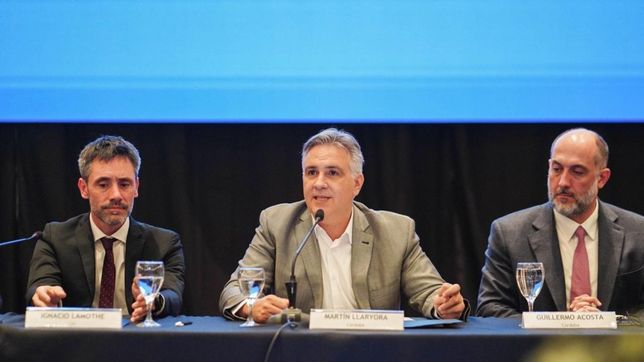 Martín Llaryora junto Guillermo Acosta, ministro de Economía y Gestión Pública, en la Jornada Federal de Políticas Productivas para el Desarrollo.