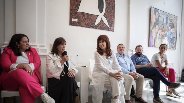 CFK junto a los encargados de la normalización del PJ en Corrientes que tendrá sus internas este domingo. 
