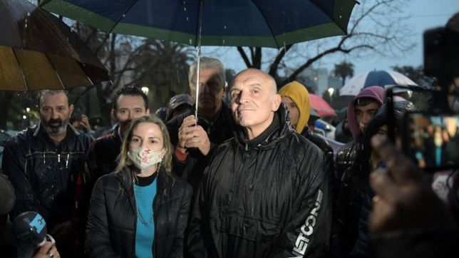 espert cerro con minicaravana y minibanderazo bajo la lluvia: ?basta, kicillof?