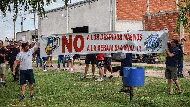 Crisis del empleo en Granja Tres Arroyos, en Concepción del Uruguay, Entre Ríos: recorte salarial y despidos.