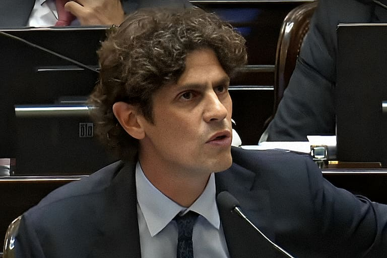 Martín Lousteau hizo una severa fundamentación de su voto contrario al DNU 70/2023 en el Senado.