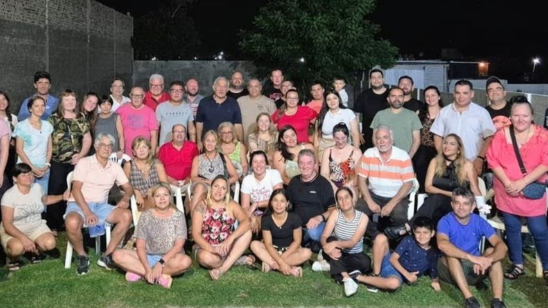 Fuad Sosa en el centro de la foto. Encuentro en Paraná para despedir el 2025. Fuad Sosa en el centro de la foto. Encuentro en Paraná para despedir el 2025.