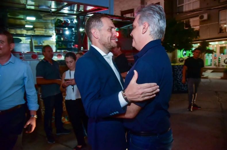 gill-y-llaryora-abrazo-villa-maria-instagram-martin-gilljpeg