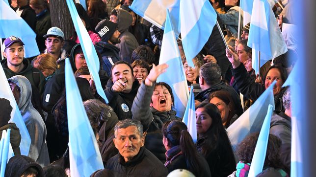 La militancia peronista festeja en el búnker de Fuerza Patria, en La Plata.