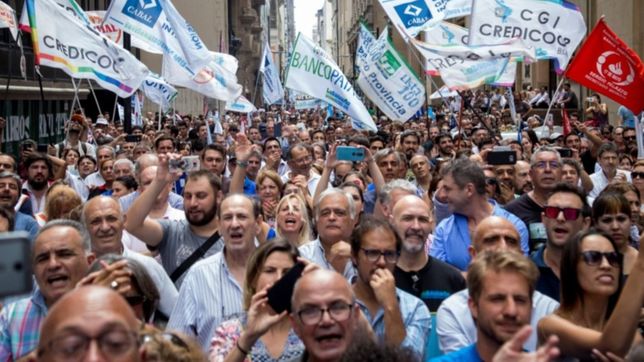 a dias de la eleccion, arde la interna por la bancaria en la plata