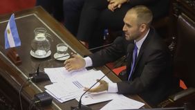 Bajo fuego amigo y enemigo, el Gobierno defiende el acuerdo en el Congreso