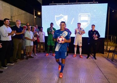 Marcos Cleri, en la presentación de la camiseta de Argentino de Rosario para la temporada 2024. A su lado, el presidente Daniel Mariatti.