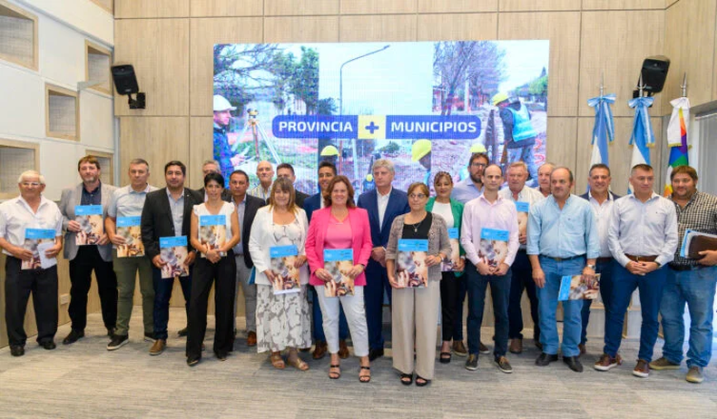 El gobernador de La Pampa Sergio Ziliotto junto a intendentes e intendentas: busca una alianza que saltee las pertenencias partidarias.