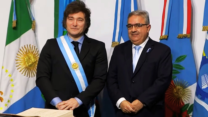 Raúl Jalil junto al presidente Javier Milei durante la firma del Pacto de Mayo en Tucumán. Raúl Jalil junto al presidente Javier Milei durante la firma del Pacto de Mayo en Tucumán.