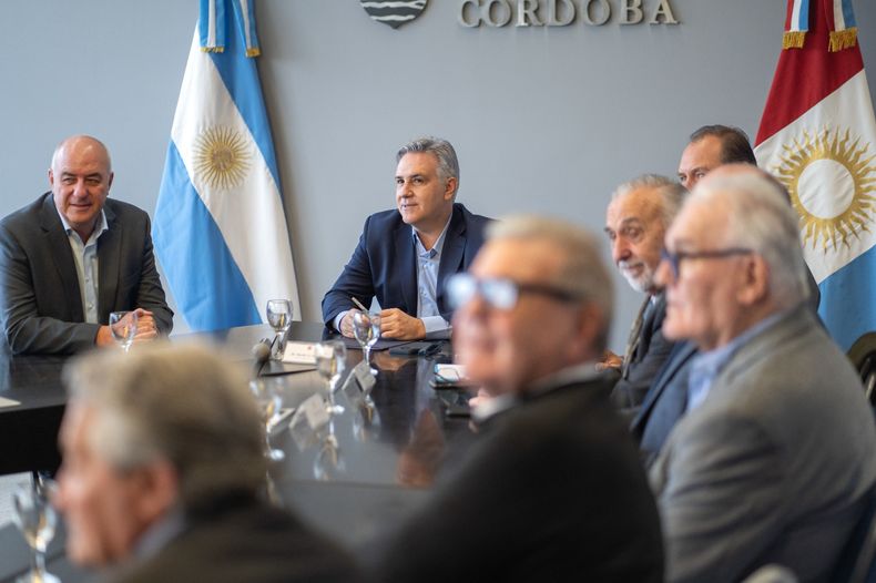 Mart&iacute;n Llaryora, junto a las referencias del sector productivo de C&oacute;rdoba.