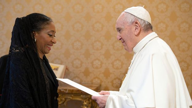 TEG diplomático religioso de Milei: la embajadora en el Vaticano, ¿a salvo de la motosierra?