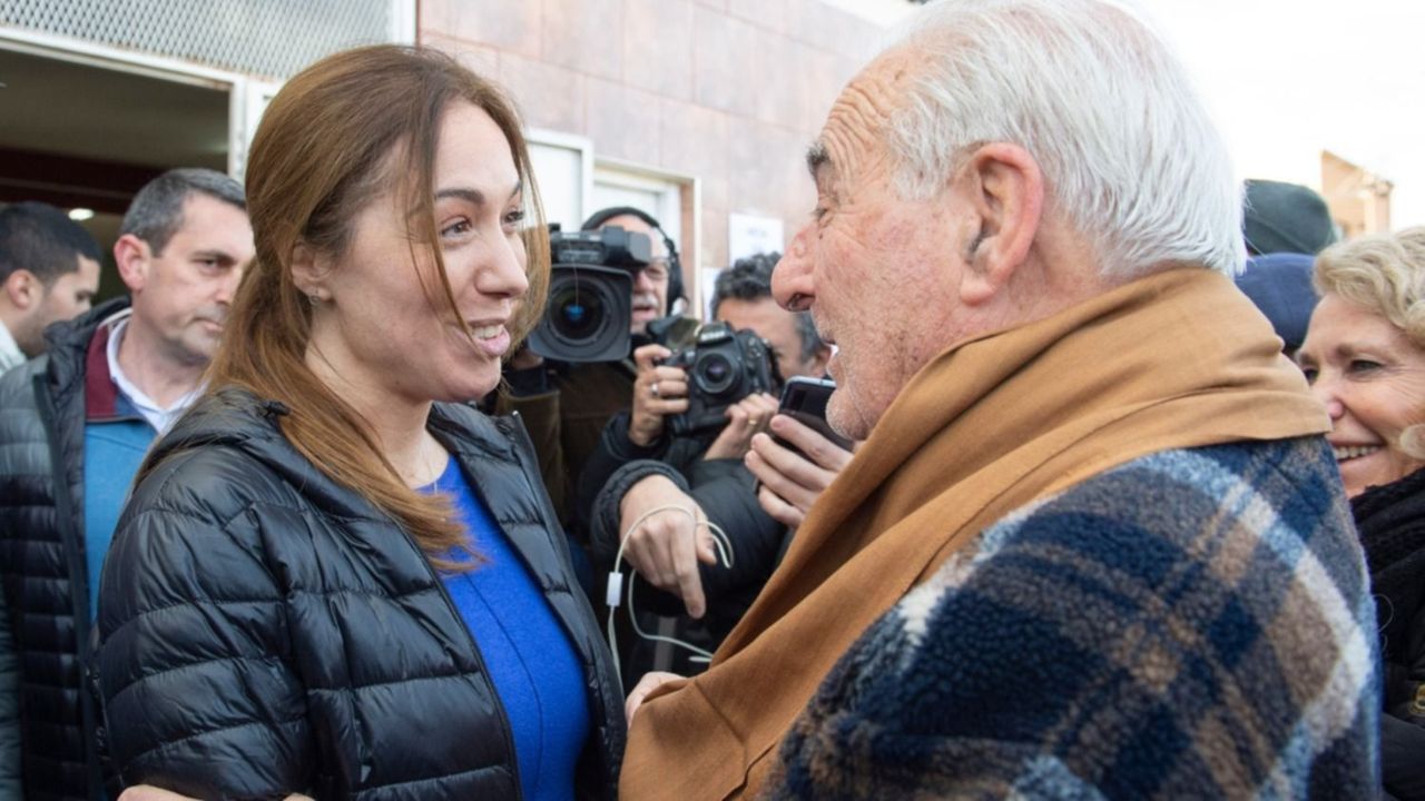 Entre selfies y bufandas, Vidal votó y esperará en su casa los resultados