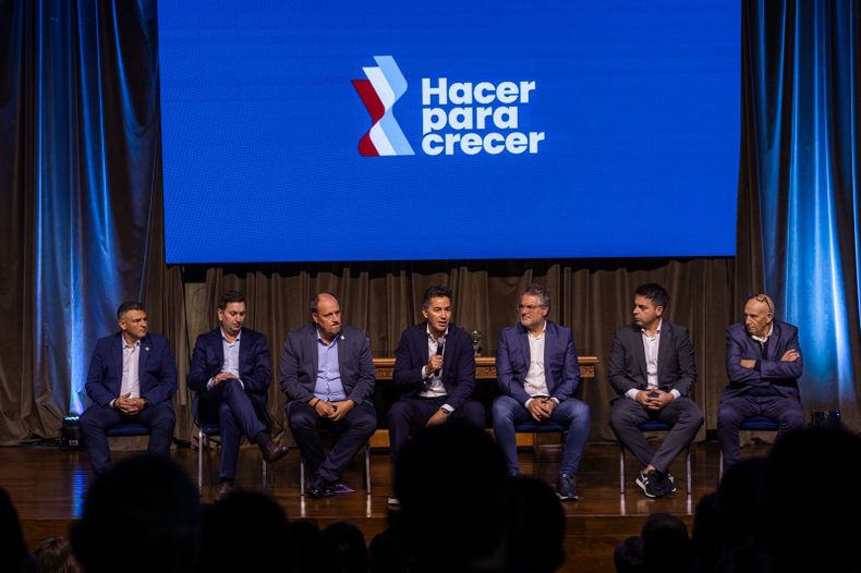 Manuel Calvo recibió a más de 200 intendentes que responden a Martín Llaryora