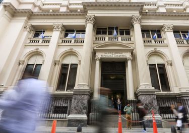 Independencia a medias: Massa afronta el pago a bonistas con las reservas exhaustas