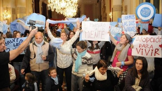 escrache pro vida al ministro de salud de macri en la ciudad del presidente