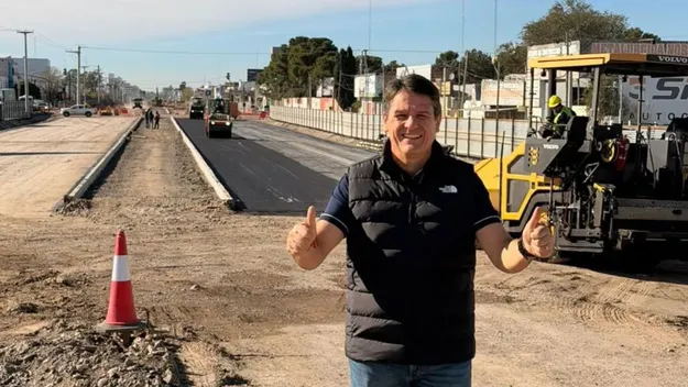 Mariano Gaido, en las obras de la Avenida Mosconi de Neuquén. Para Nadia Márquez, está asustado.&nbsp;