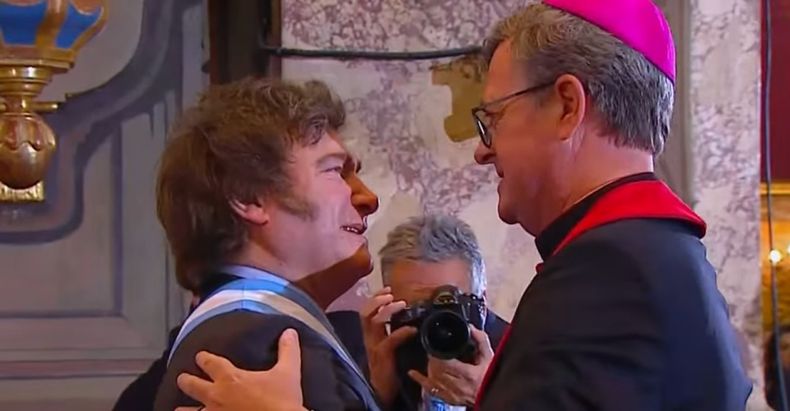 Javier Milei se abraza con el arzobispo Jorge García Cuerva