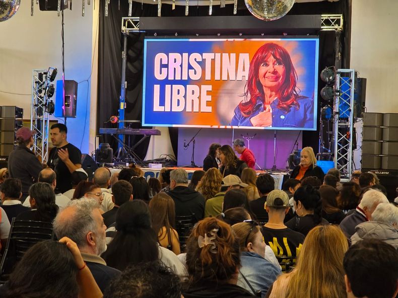 El kirchnerismo hizo un acto masivo en Santa Rosa para pedir por 