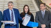 El ministro de Gobierno, Fabian Bastia, recibió el informe de la Comisión multisectorial de la Legislatura con cambios recomendados.&nbsp;