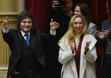 Con Milei en el palco, Adorni da su informe de gestión en medio de las acusaciones por enriquecimiento ilícito