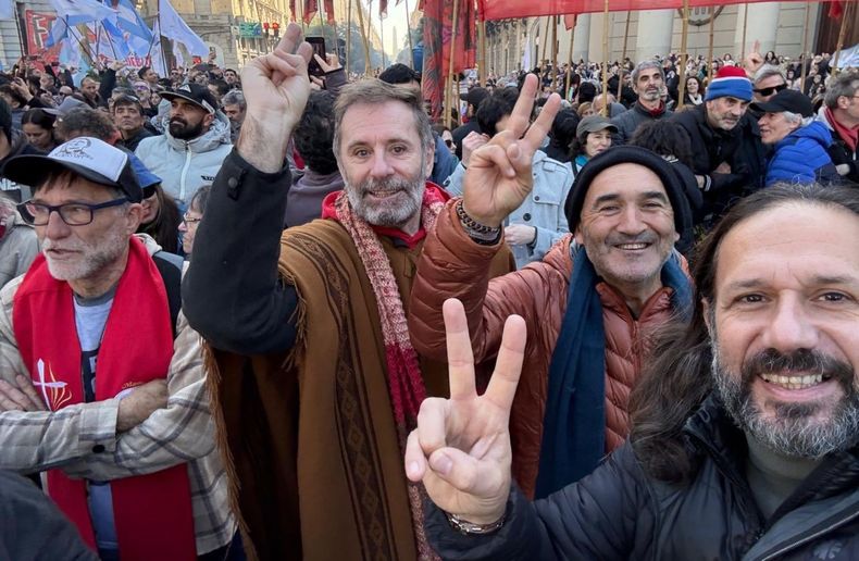 Paco Olveira, Juan Carlos Molina y otros curas villeros en la marcha por CFK