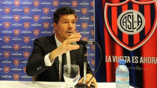 Marcelo Tinelli aparece en el centro de la trama por su paso por San Lorenzo.