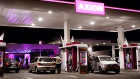 Axion recortó el aumento inicial y bajó sus combustibles un 2%
