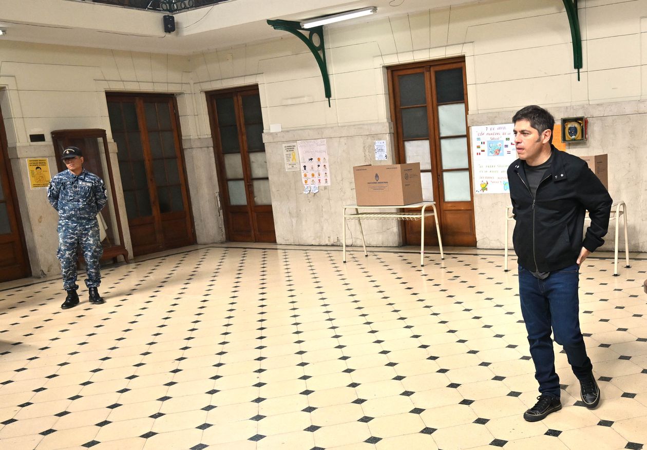 Axel Kicillof realizó la fila en su escuela de La Plata entre mates y selfies.