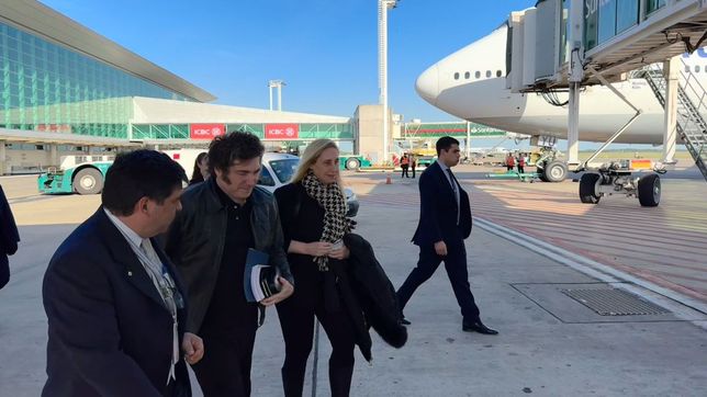 Javier Milei junto a su hermana Karina, por partir rumbo a Europa.