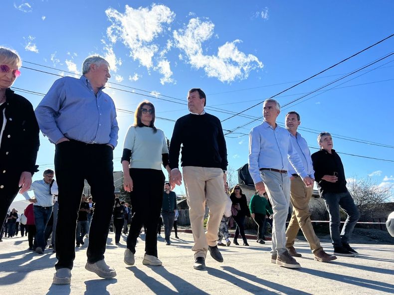 Walter Cortés y Alberto Weretilneck, de recorrida por las calles de Bariloche.&nbsp;