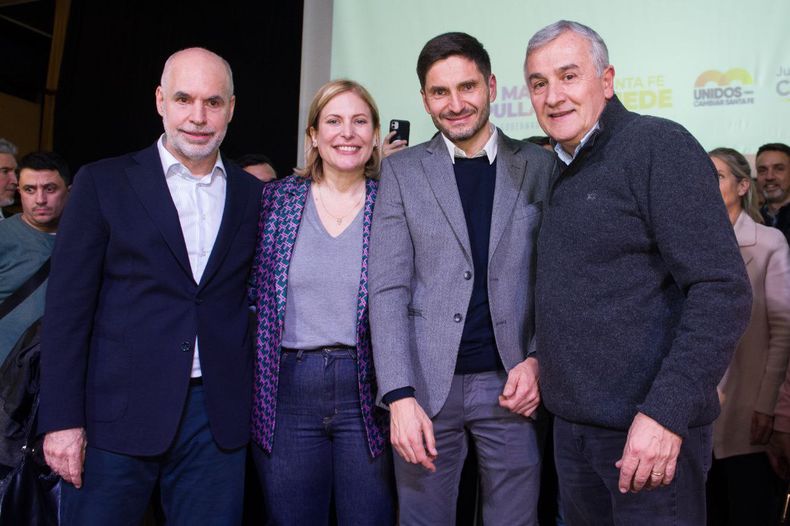 Horacio Rodríguez Larreta junto a Maximiliano Pullaro en el búnker durante el