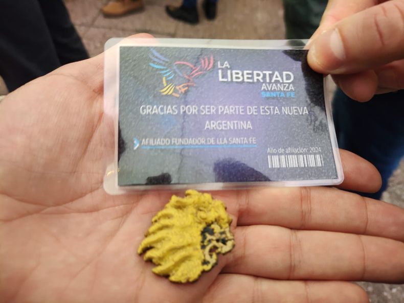 Los souvenirs que se llevaron quienes se afiliaron a La Libertad Avanza en el acto de Karina Milei en Rosario.