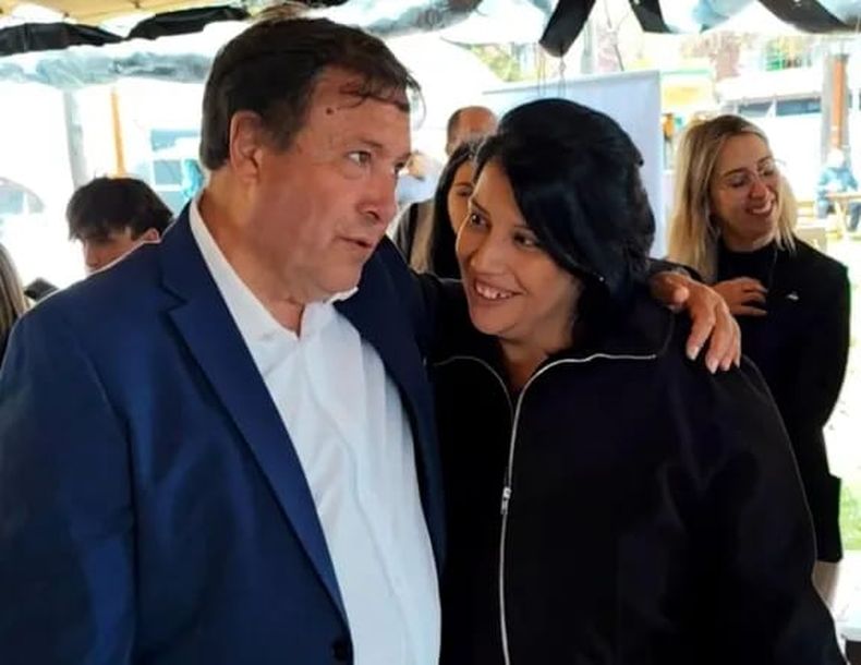 El gobernador de Río Negro, Alberto Weretilneck y la flamante secretaria de Gobierno, Natalia Almonacid.