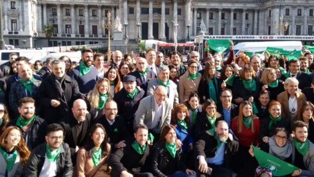 legisladores y funcionarios de cambiemos apoyaron la ley de aborto