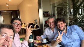 Antes de ir a votar, Fernández desayunó con amigos y paseó a Dylan